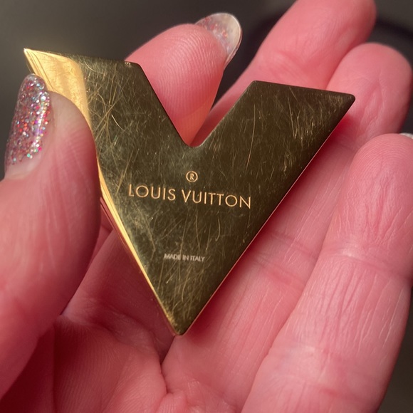 Authentic Louis Vuitton Magnetic V Brooch Brooche Gold - Picture 4 of 15
